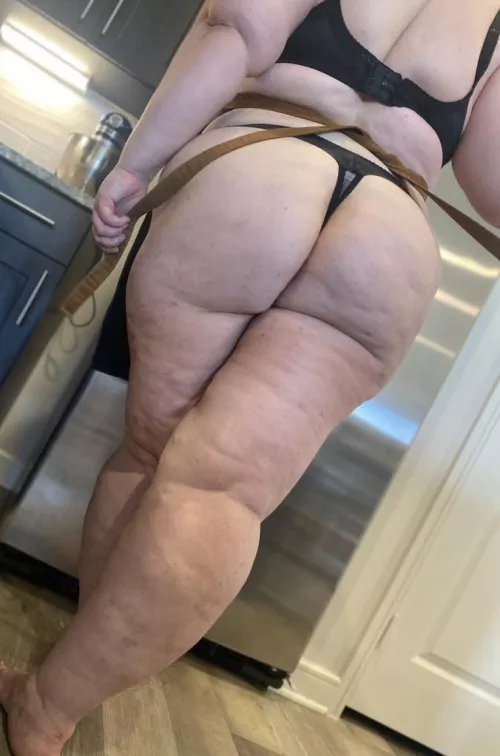 Putting my apron on before I start cooking for you