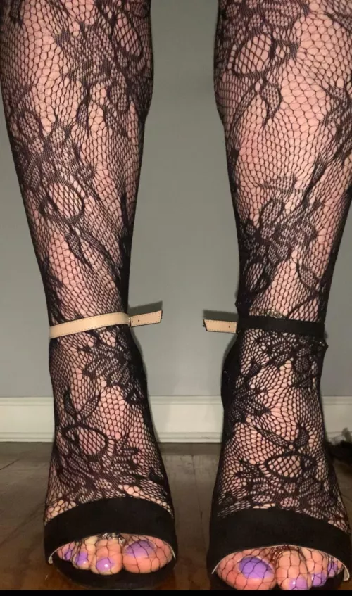 Suck my toes or I’ll step on ur balls babe