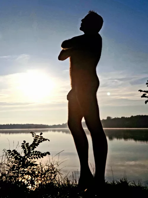 The full moon is coming, enjoy the lake at night