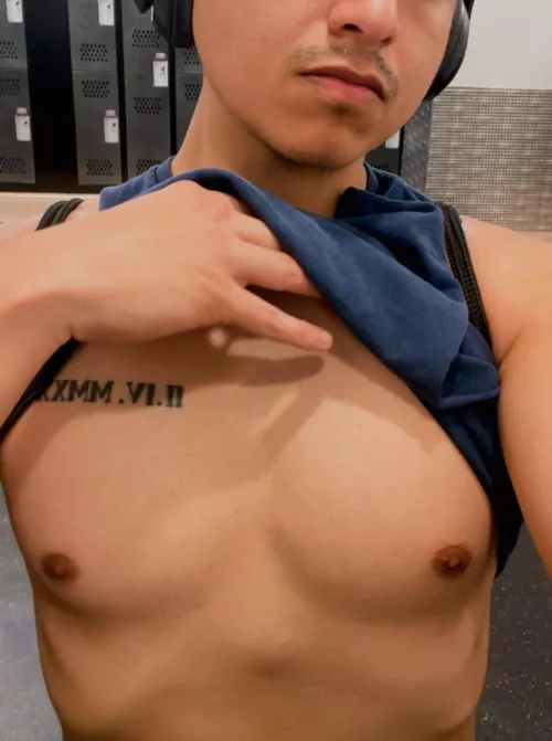 Use my chest as a wrist cushion 😏[23]