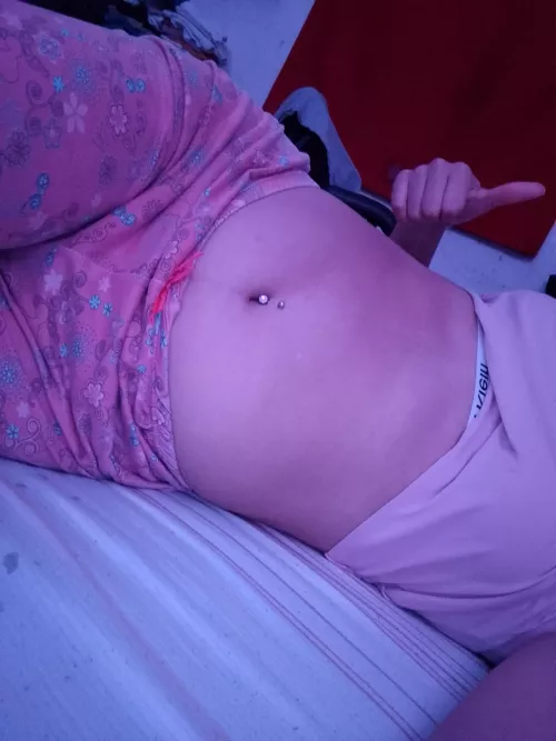 Waking up after going almost 12 hours without eating (I worked a night event) and I think my belly still looks great.. or does it? psdt: upon arrival I ate some sandwiches and went to bed I was very tired.😴🤰🏻