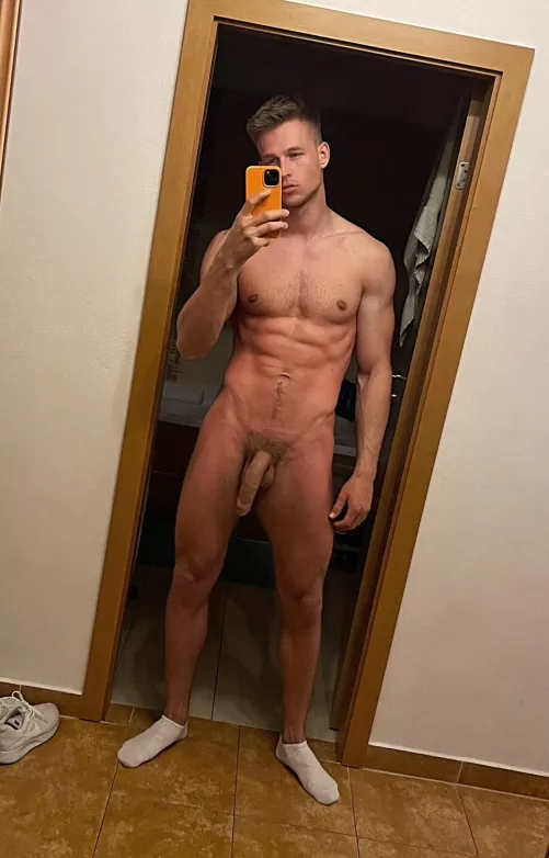 A classic mirror pic - newbie on Reddit!
