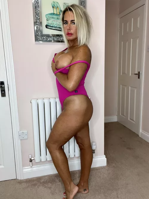 [F] 40 something, everything is pretty in pink