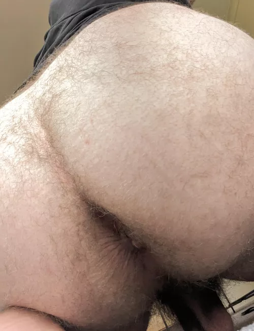 Hope my tight hole and hairy ass makes your day just a lil easier (or harder 😏)