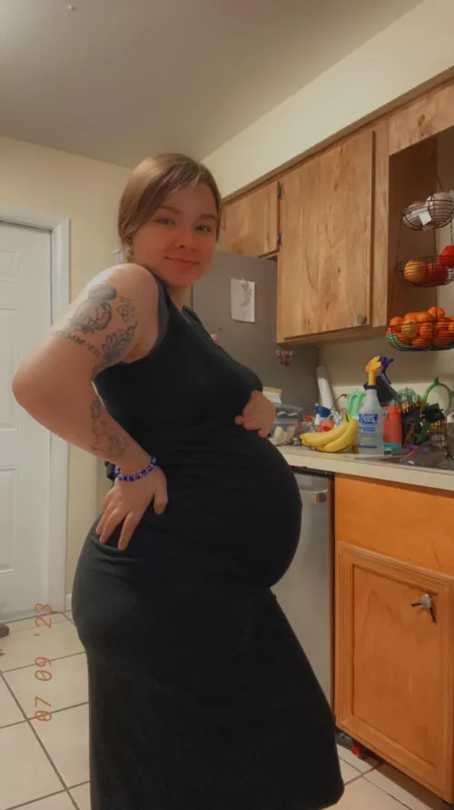 I have the cutest dimples but I have another one somewhere else, wanna see?😘🙈 37 weeks pregnant❤️