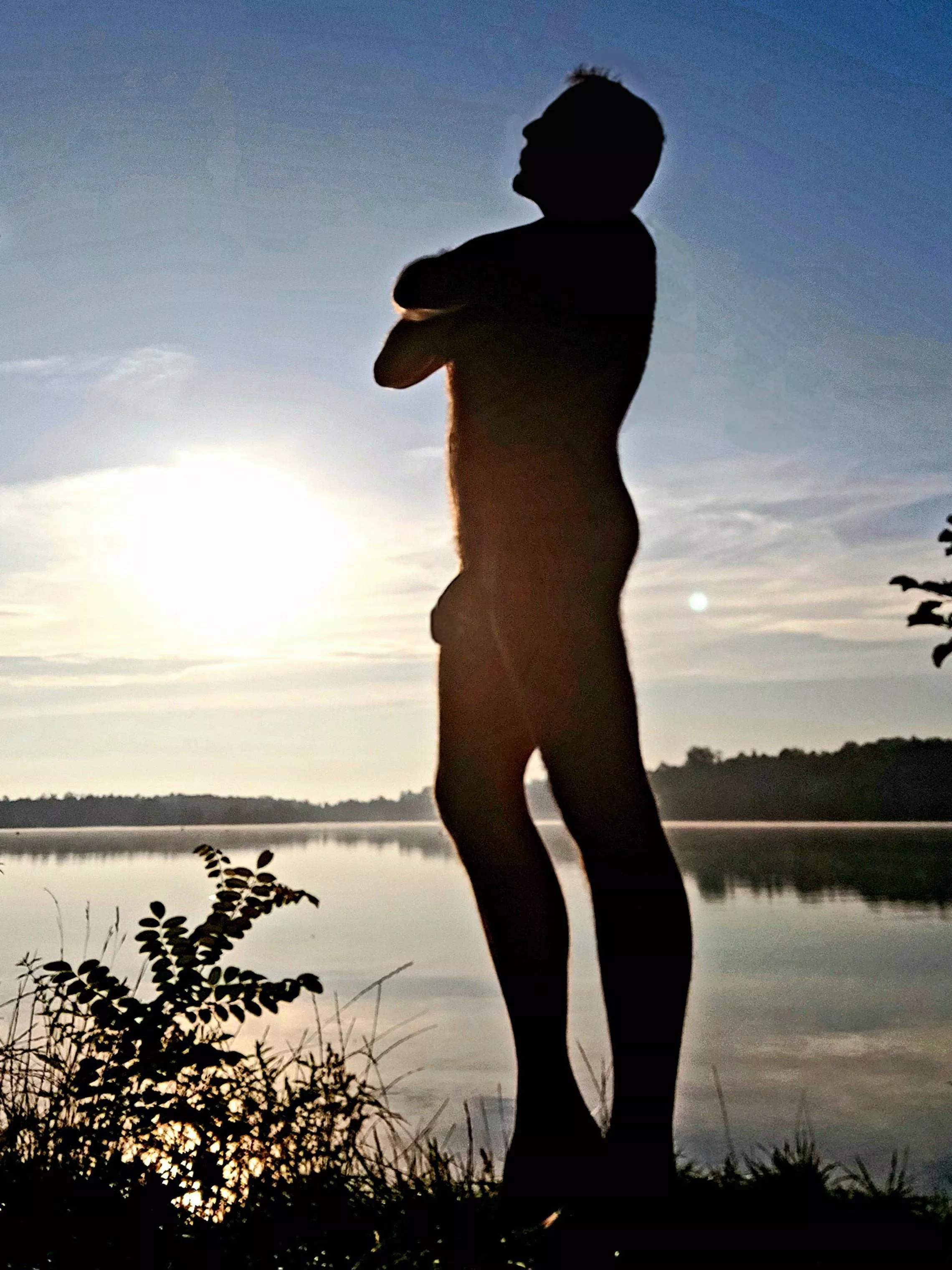 The full moon is coming, enjoy the lake at night