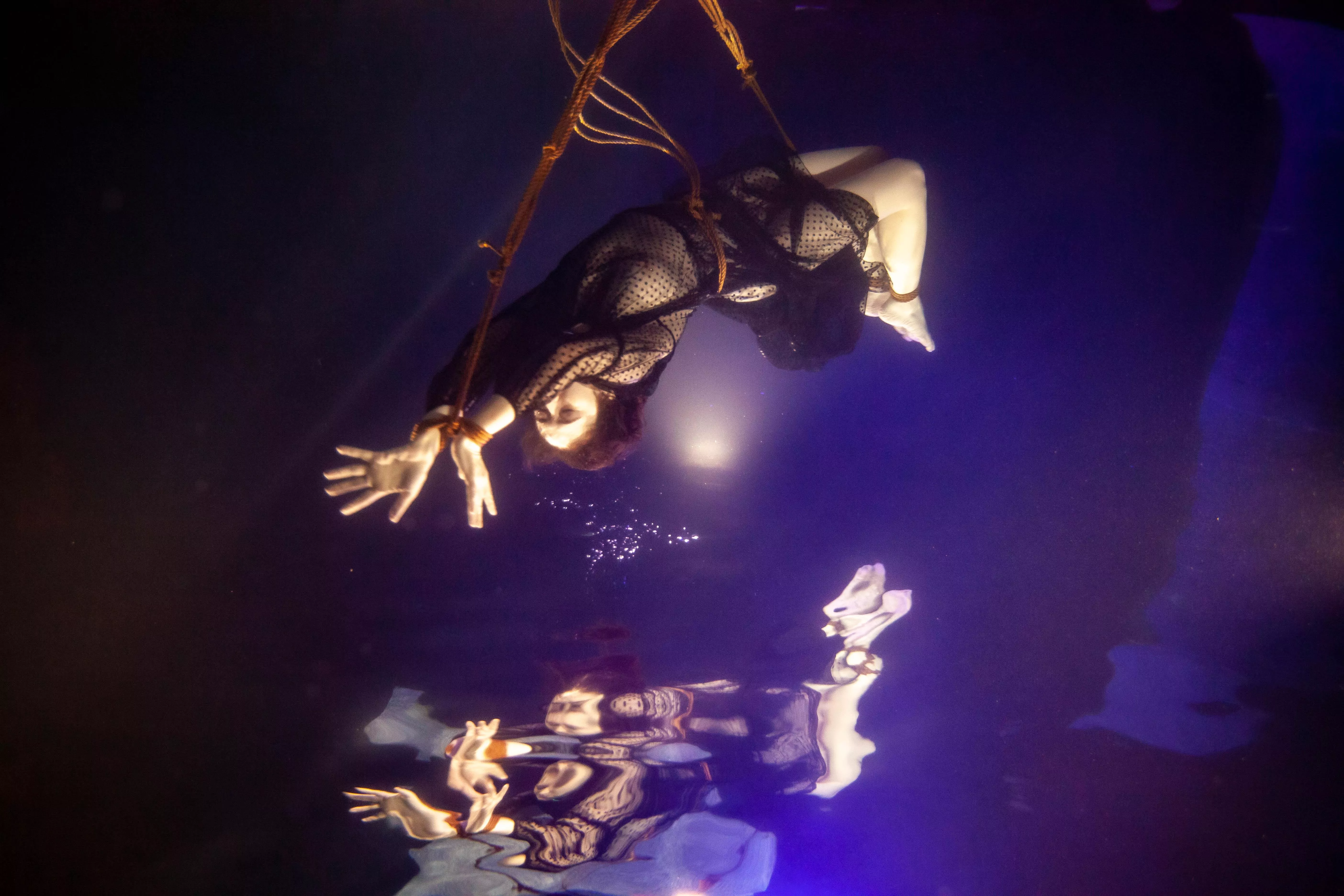 Underwater Shibari - Inverted Suspension