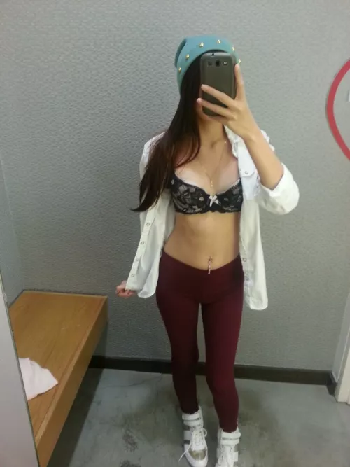 Bra reveal in the changing room