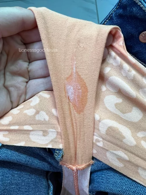 Care for some cream on this warm day🍦