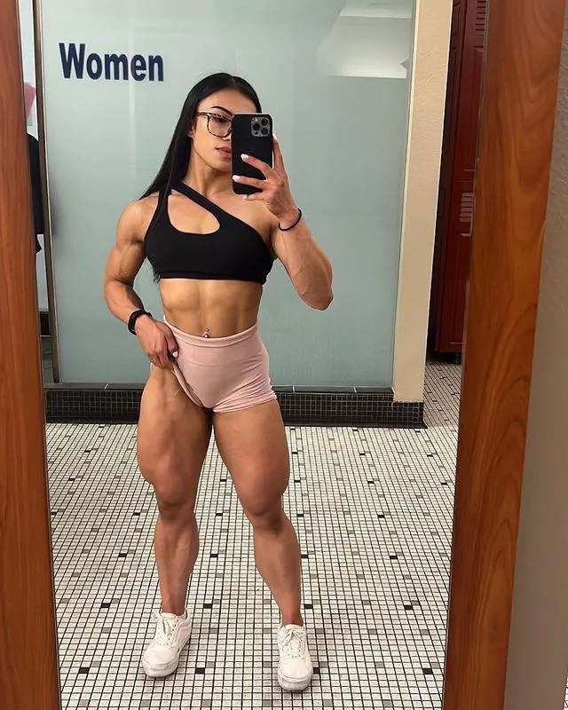 Damn! Her quads, hams & abs are ELITE!