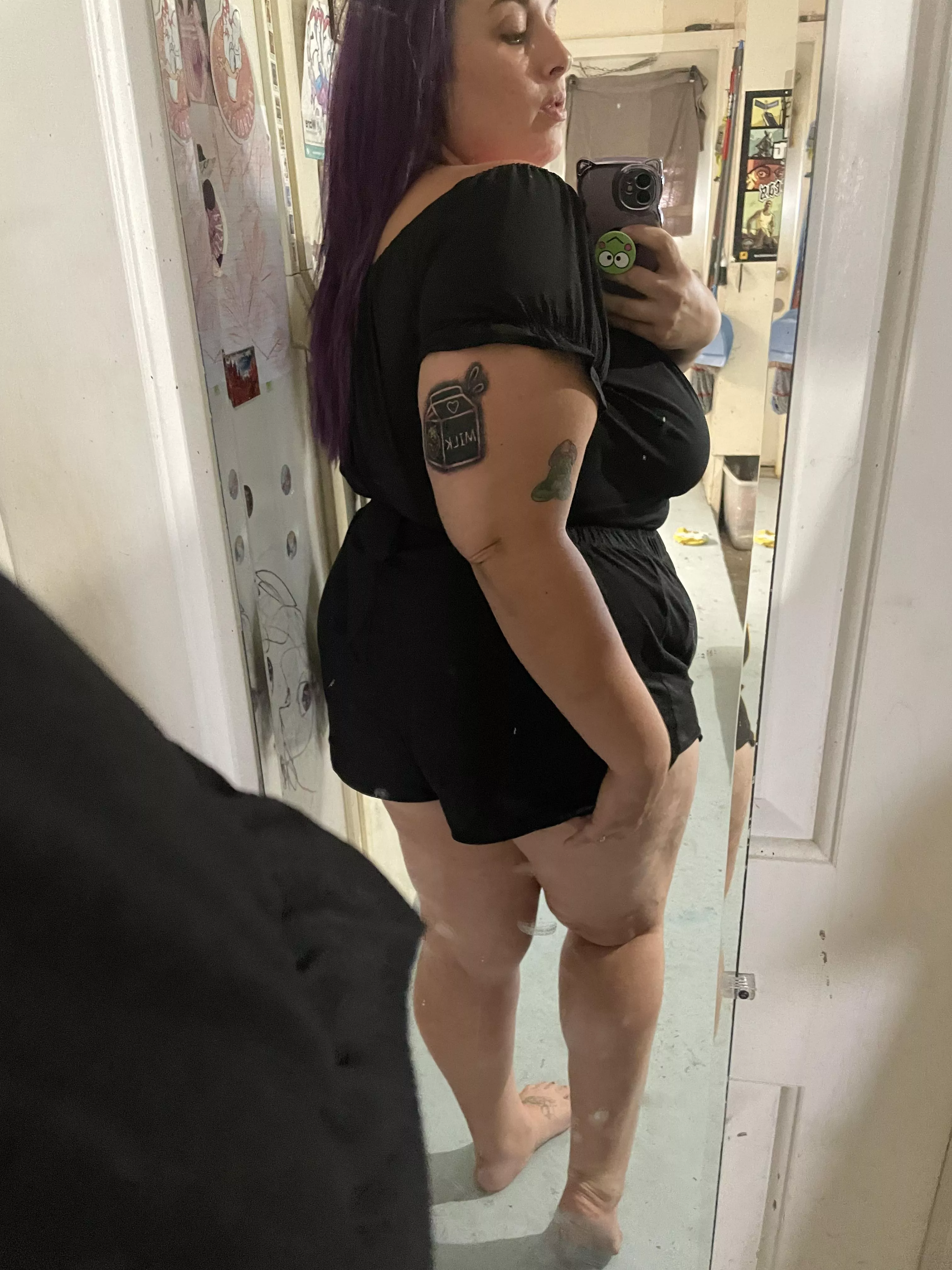 I got a new cute tattoo & just wanted to show it off 😍🍓