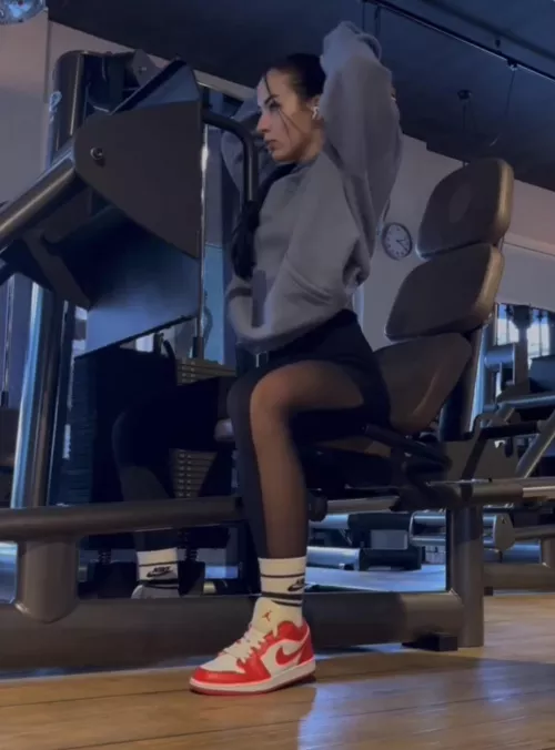 Sometimes i wish I had some sort of pussy air fan in[f]ront of me, I train really hard my tight pussy gets easily wet so I keep my legs open after sets kinda hoping someone comes in between them lol 😂🙈