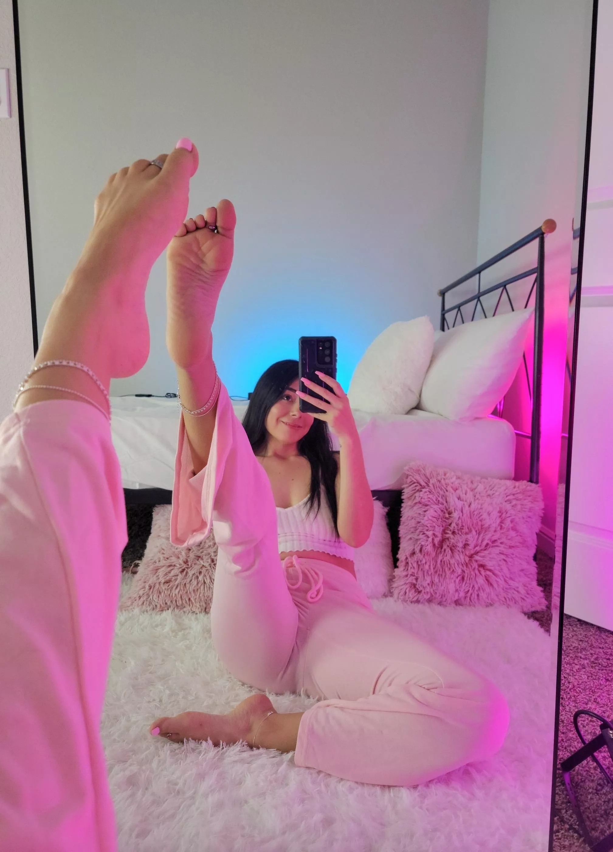 Would you smell my feet or suck my toes? 👀