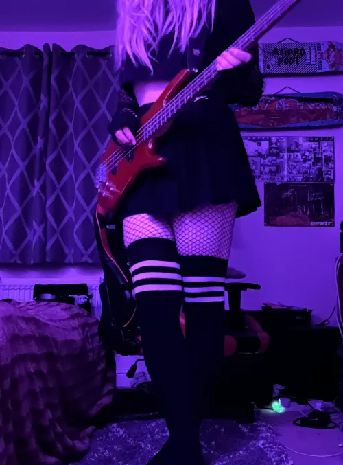 Anyone like a femboy bass player :3
