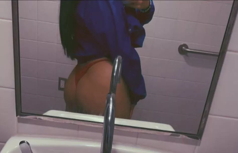 At work feeling naughty 💦🔥