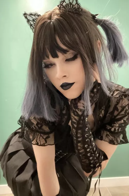 Black lipstick makes me look adorable, don't you agree?🖤🖤