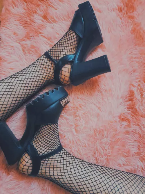 Can you resist the temptation of pale Asian feet in heels?