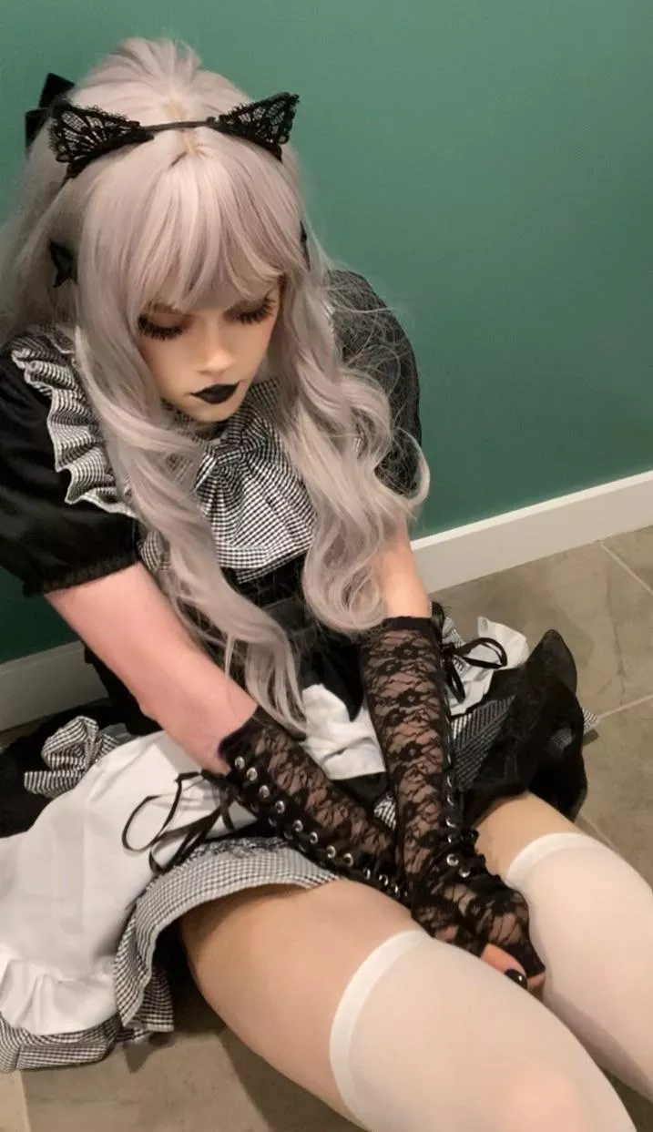 Goth boys like memake pretty cute maids, wouldn't you agree?🖤