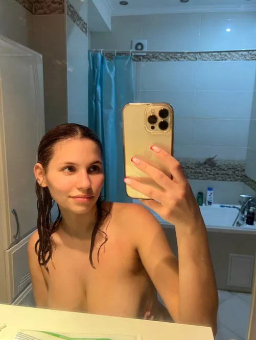 I love taking selfies in the bathroom so much ;P