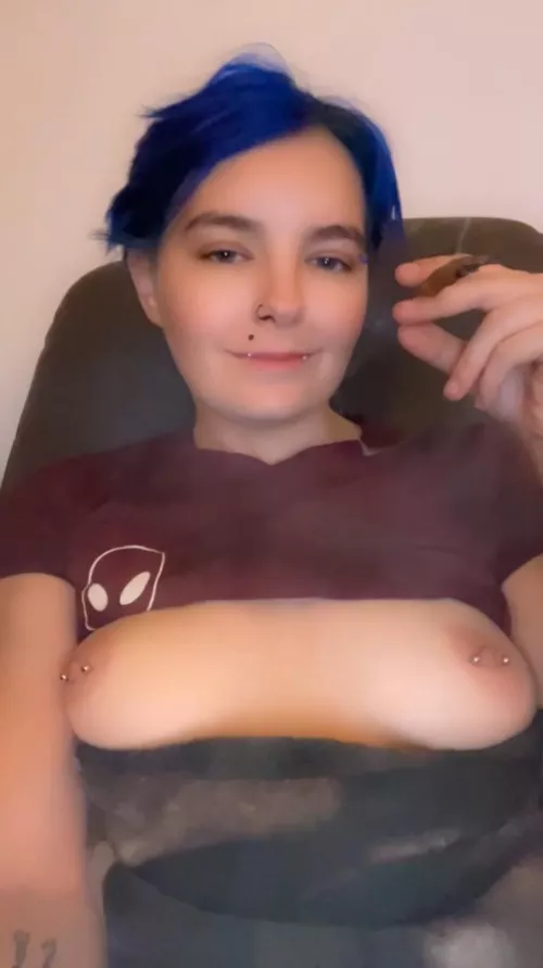 It would be nice to have someone suck on my tits while getting stoned 😈💙