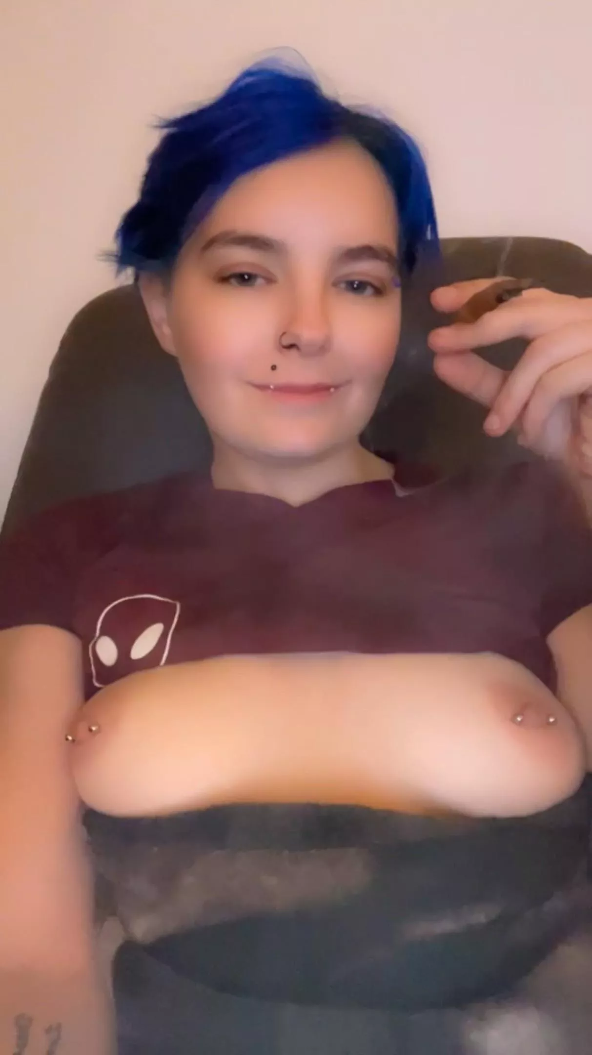 It would be nice to have someone suck on my tits while getting stoned 😈💙