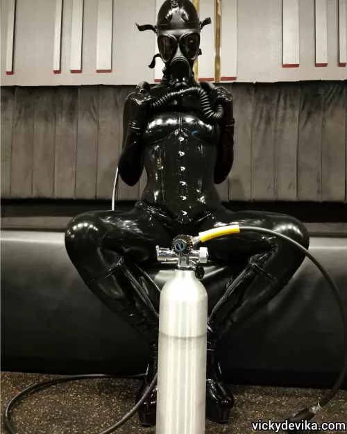 It's good to be back after a long break from shooting. Meanwhile, wishing you all a shiny & fun-filled weekend 😘