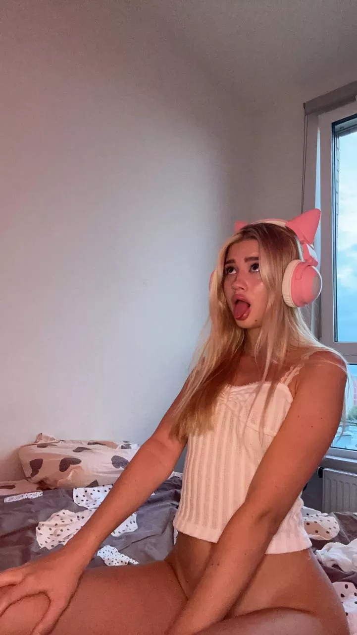 Kitty loves doggy style