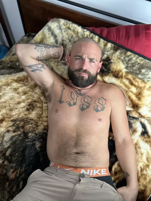 Radiating good vibes and irresistible charm.