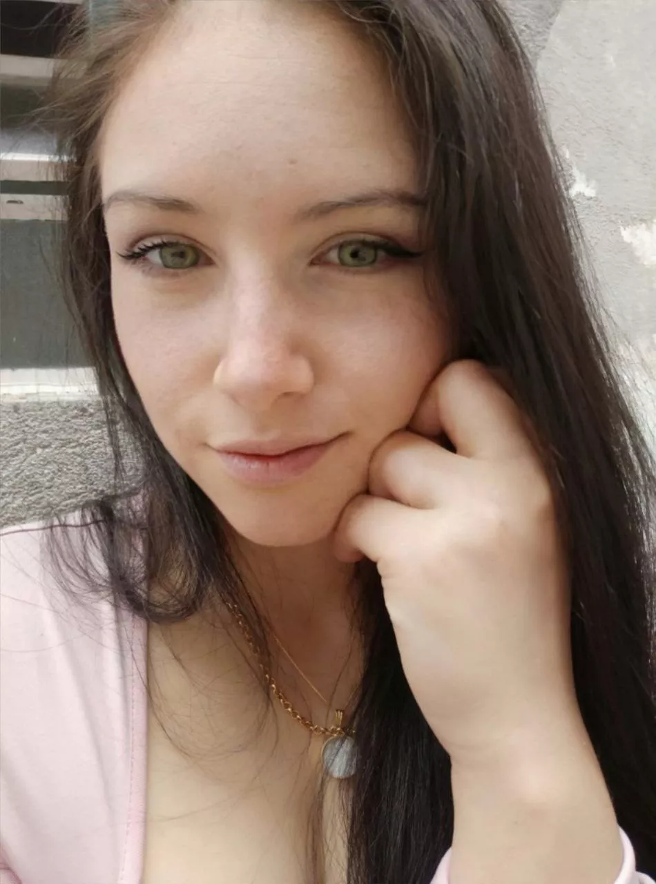 Sad its weekend and I dont get to check out hot boys [f18]