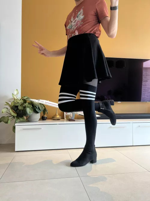 Tights and thigh highs are amazing 😍 Am I pretty?