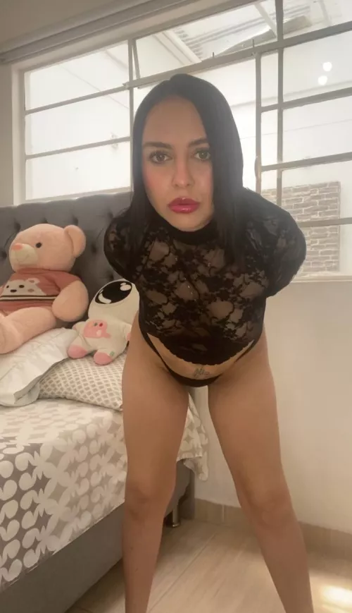 33 yo nail artist with 1 kid... would you on the first date?