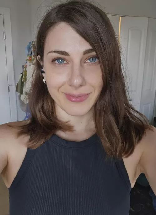 Blue Eyes & Brown Hair Are a Great Combo