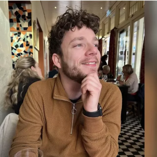 Fall is like my favorite season, all the beautiful colours. What is your favorite season?🍁🍂