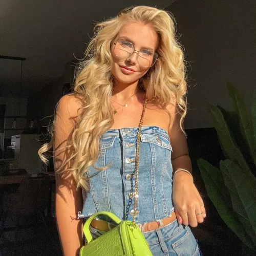 Glasses make her sexier