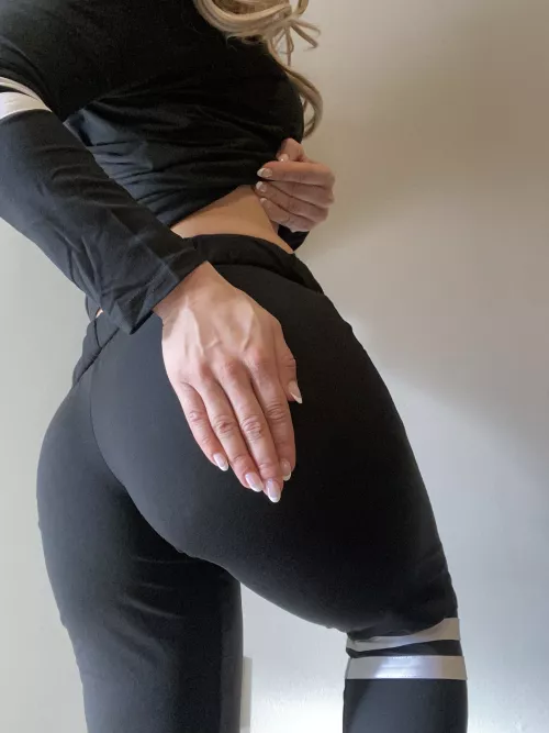 Hoping people here like to eat ass too ;)