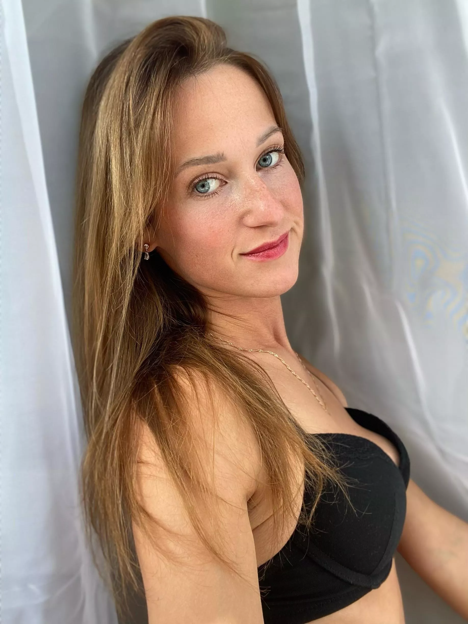 Not sure about the red lipstick..🤔