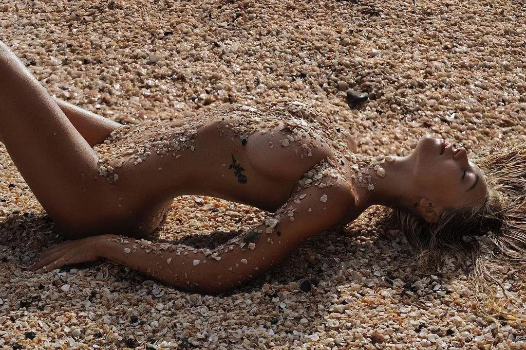 Alexis Ren trying to camouflage