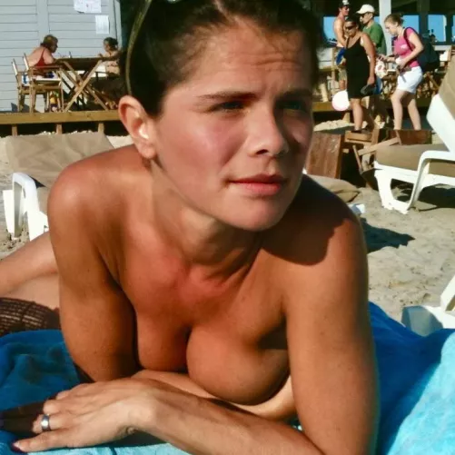 FrenchMom of 2, tanning topless in thong & proudly showing my wedding ring 🥹