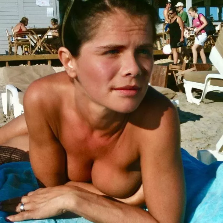 FrenchMom of 2, tanning topless in thong & proudly showing my wedding ring 🥹