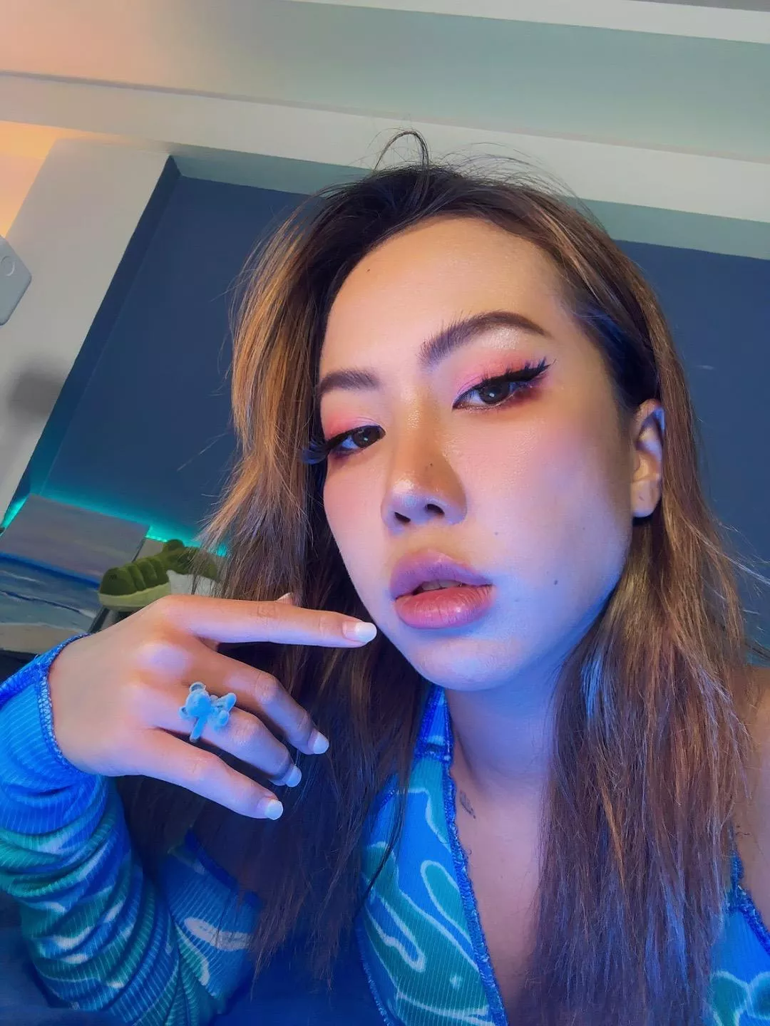 I can be your naughty online girlfriend...