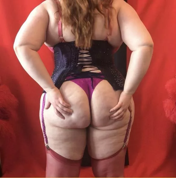 I love how this corset makes my ass look 🍑🍑