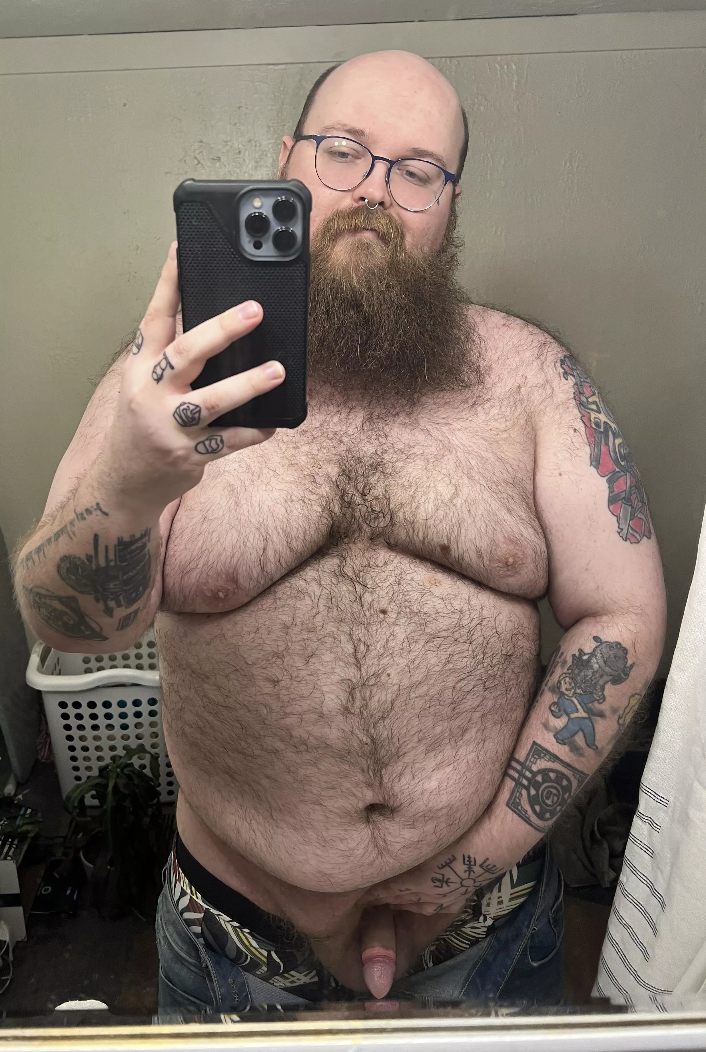 It was a hot n sweaty day at the ren faire, who wants to help me clean up n relax ✨👀