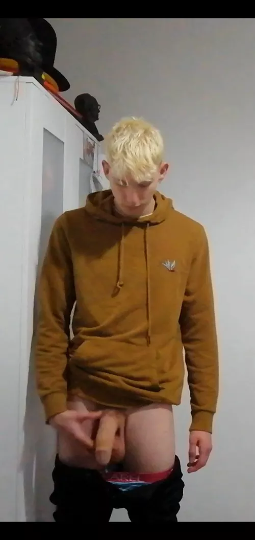 Just a bleach blonde twink over here with a huge thick soft cock and heavy balls for you 😈