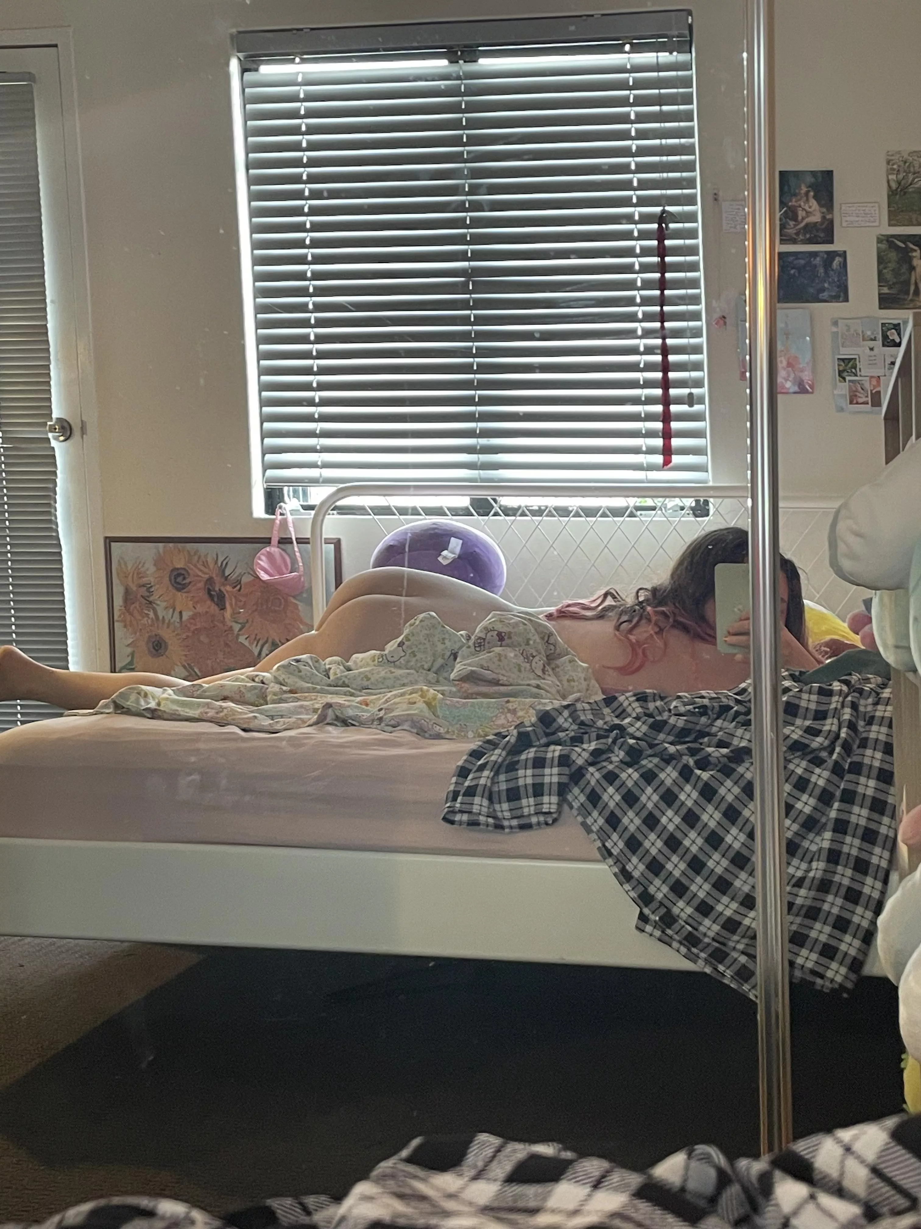 Just waiting here for u to fuck my ass 🍑