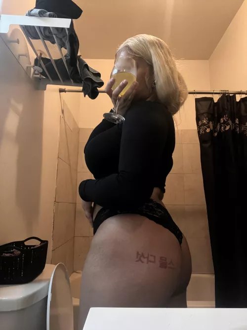 🤷🏽‍♀️ Sitting