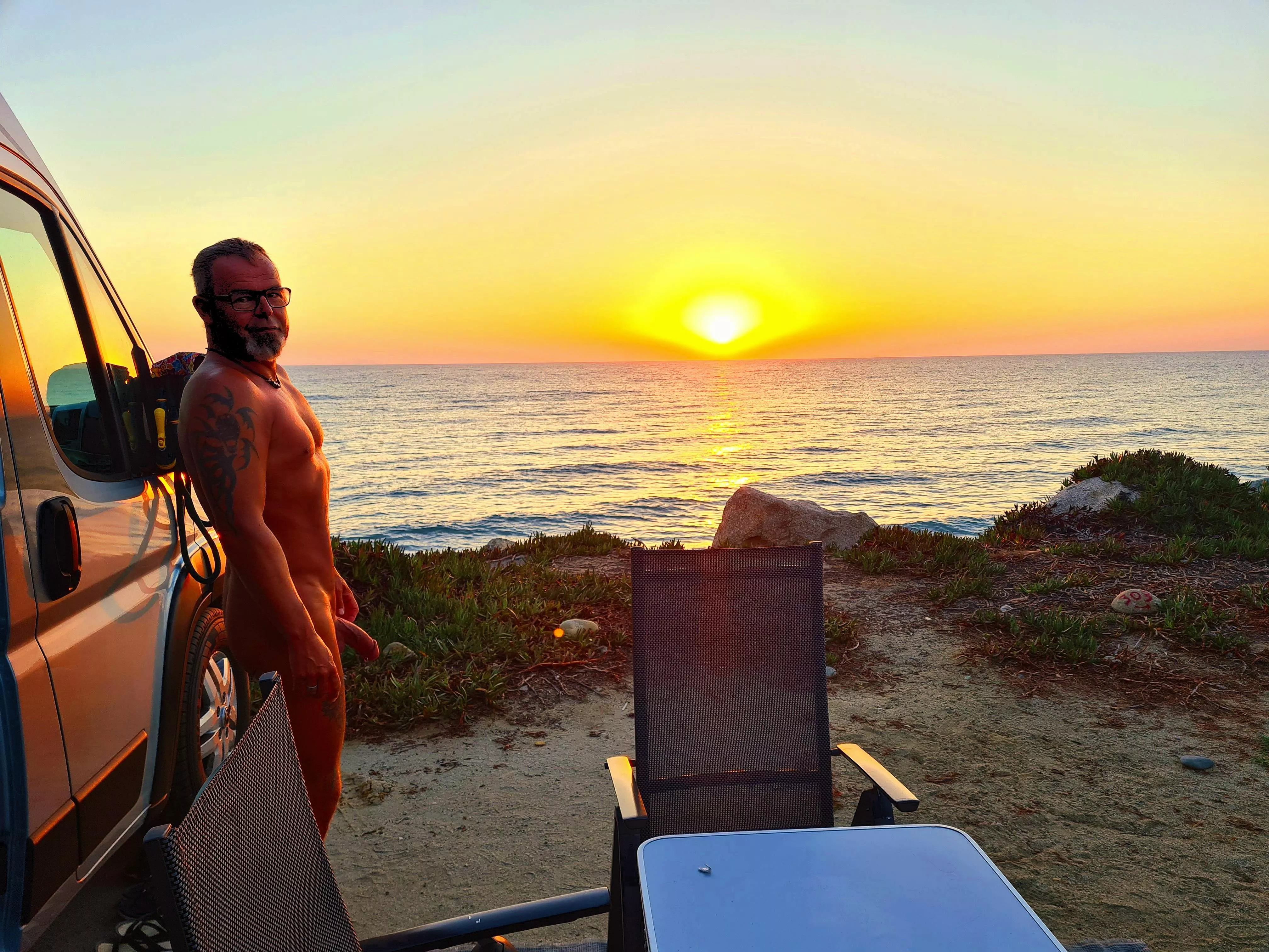 The sun rises and the morning boner sets 🙈😅