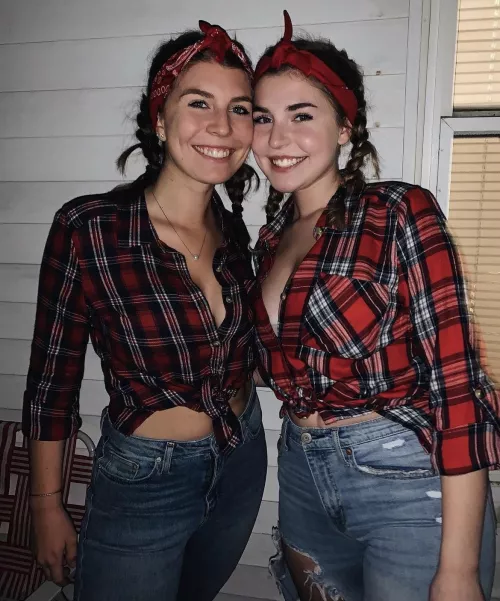[2] a pair of busty sisters (dm for more pics)