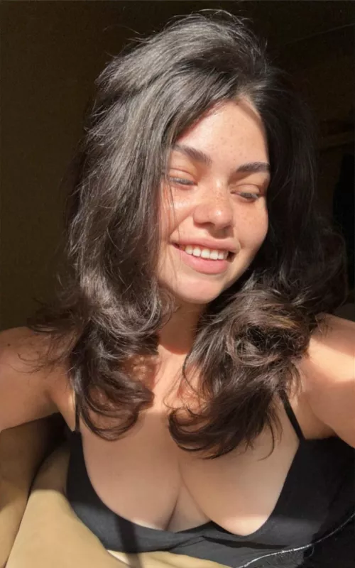 Braless and basking in the sunshine ☀️