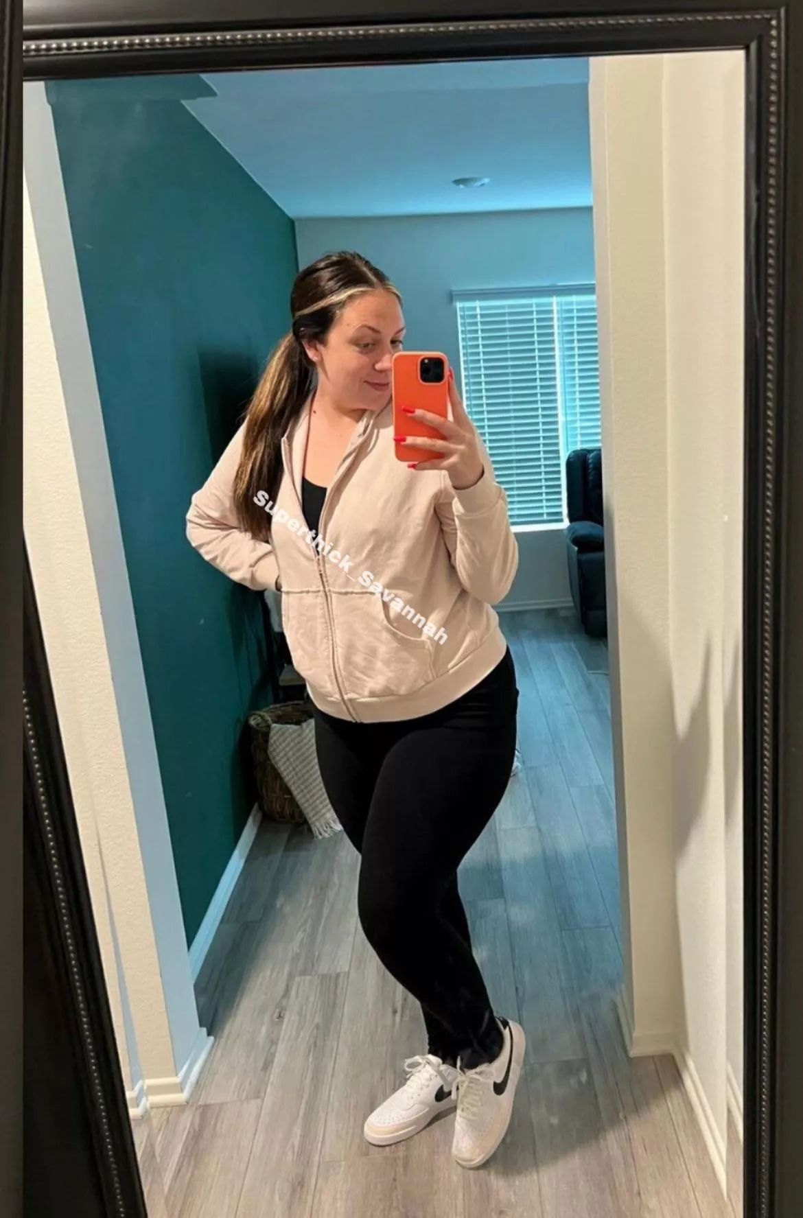 Check out more of my milfy self @Superthick.Savannah Link below