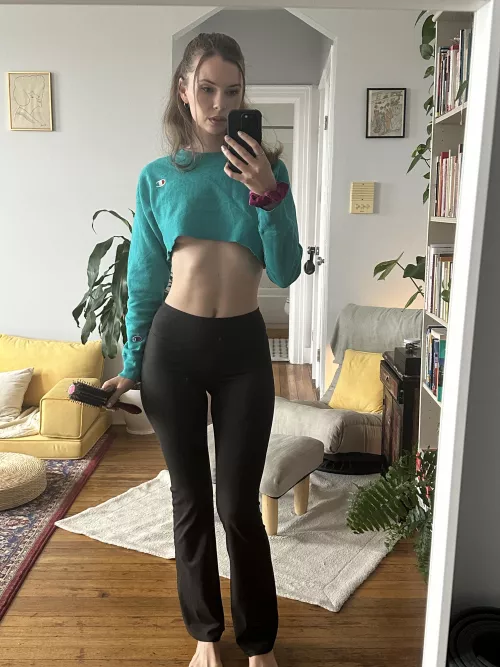 Cropped sweatshirts are very underrated